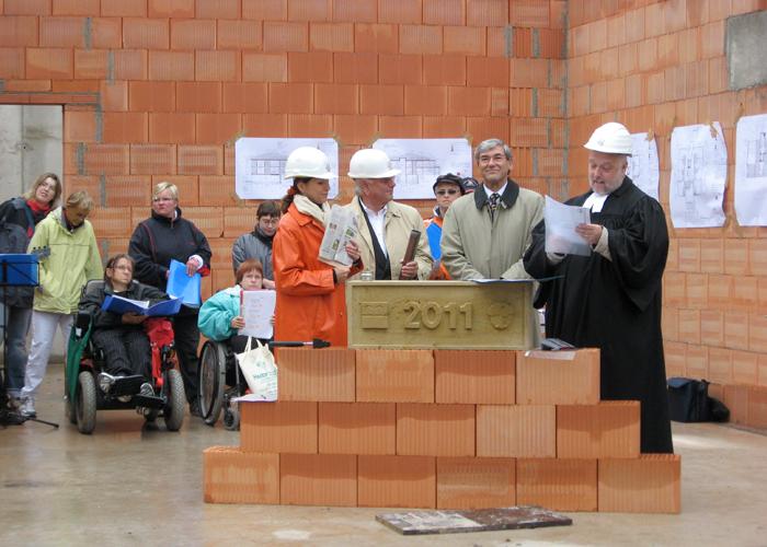 Grundsteinlegung eines Wohnheimes für mehrfachbehinderte Menschen im Oktober 2011