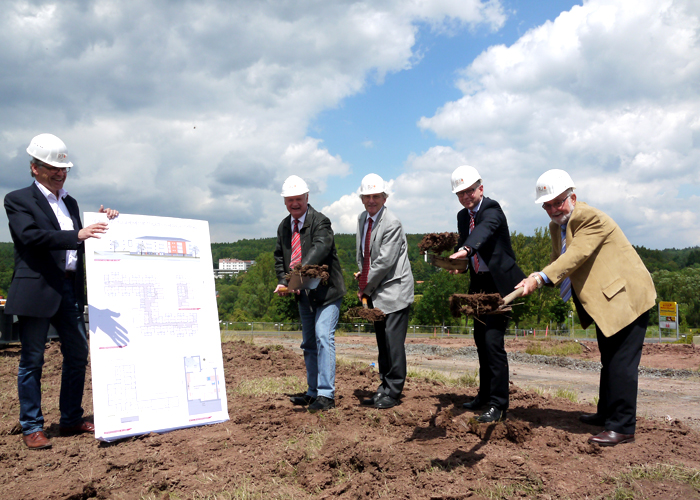 Spatenstich für den Neubau eines Pflegeheims in Hessisch Lichtenau im Juli 2014