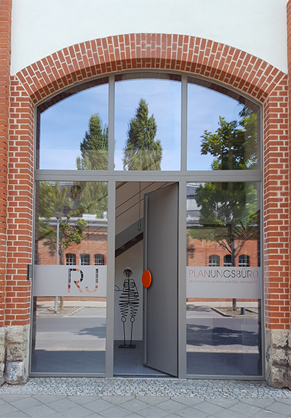 Kontakt daten des RJ Architekturbüros Erfurt, spezialisiert auf Sozialbauten wie Kitas, Schulen, Rettungswachen, Hospize oder Pflegeheime.